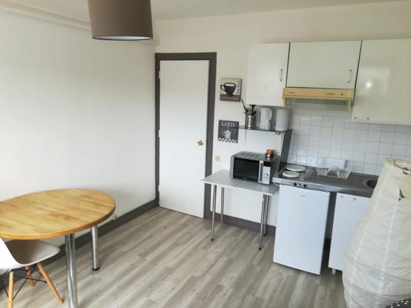 Studio vendu loué dans une résidence de standing avec piscine