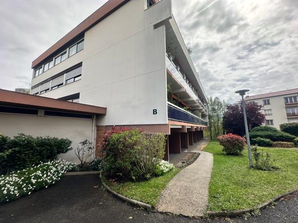 Studio vendu loué dans une résidence de standing avec piscine