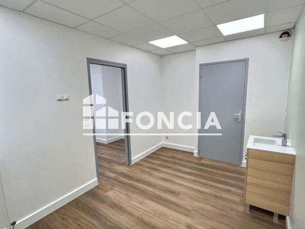 À vendre Local commercial 63 m² - Le Chambon-feugerolles 42500