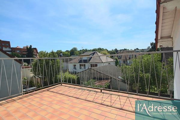 Le charme de la meulière en plein coeur du centre-ville de Viry-Châtillon.