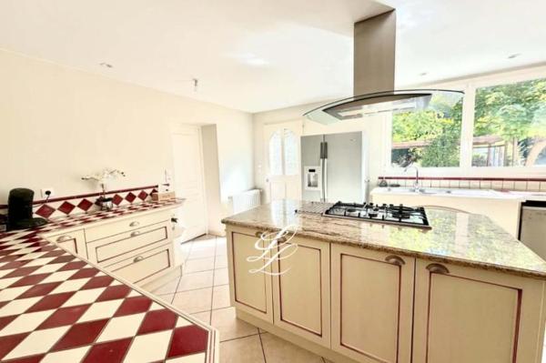 Vente - Maison 7 pièces 240 m 2 MEZERAY (72270)