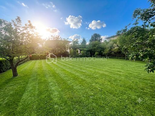 Aucentre-ville de Blagnac, ce terrain de 887 m² bénéficie d’un emplacement particulièrement recherché, alliant calme résidentiel, qualité de vie et excellente desserte.

Situé dans un environnement agréable et résidentiel, il permet un accès rapide aux commerces, écoles, services et infrastructures du centre de Blagnac, tout en restant proche des principaux axes de circulation de l’agglomération toulousaine.

Le tramway est accessible à quelques minutes, facilitant les déplacements vers Toulouse, les zones d’activités aéronautiques ainsi que Aéroport Toulouse-Blagnac.

Terrain non viabilisé.
Étude de sol G1 validée.

Les points forts :

Terrain de 887 m²
Tout à l'égout
Proximité centre-ville de Blagnac
Tramway accessible rapidement
Environnement résidentiel calme
Proche commerces, écoles et services
Terrain non viabilisé
Étude de sol G1 réalisée et validée
Accès rapide à Toulouse et aux bassins d’emplois
Une belle opportunité pour un projet de construction dans l’un des secteurs les plus recherchés de l’ouest toulousain.