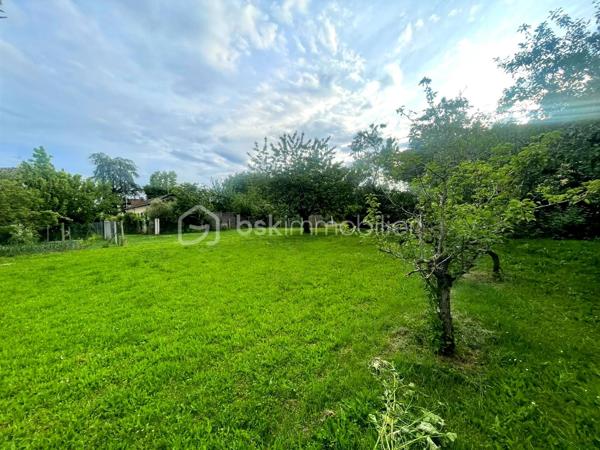 Aucentre-ville de Blagnac, ce terrain de 887 m² bénéficie d’un emplacement particulièrement recherché, alliant calme résidentiel, qualité de vie et excellente desserte.

Situé dans un environnement agréable et résidentiel, il permet un accès rapide aux commerces, écoles, services et infrastructures du centre de Blagnac, tout en restant proche des principaux axes de circulation de l’agglomération toulousaine.

Le tramway est accessible à quelques minutes, facilitant les déplacements vers Toulouse, les zones d’activités aéronautiques ainsi que Aéroport Toulouse-Blagnac.

Terrain non viabilisé.
Étude de sol G1 validée.

Les points forts :

Terrain de 887 m²
Tout à l'égout
Proximité centre-ville de Blagnac
Tramway accessible rapidement
Environnement résidentiel calme
Proche commerces, écoles et services
Terrain non viabilisé
Étude de sol G1 réalisée et validée
Accès rapide à Toulouse et aux bassins d’emplois
Une belle opportunité pour un projet de construction dans l’un des secteurs les plus recherchés de l’ouest toulousain.