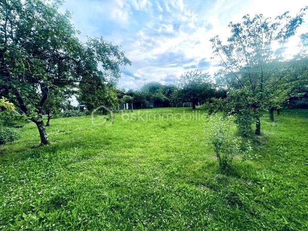 Aucentre-ville de Blagnac, ce terrain de 887 m² bénéficie d’un emplacement particulièrement recherché, alliant calme résidentiel, qualité de vie et excellente desserte.

Situé dans un environnement agréable et résidentiel, il permet un accès rapide aux commerces, écoles, services et infrastructures du centre de Blagnac, tout en restant proche des principaux axes de circulation de l’agglomération toulousaine.

Le tramway est accessible à quelques minutes, facilitant les déplacements vers Toulouse, les zones d’activités aéronautiques ainsi que Aéroport Toulouse-Blagnac.

Terrain non viabilisé.
Étude de sol G1 validée.

Les points forts :

Terrain de 887 m²
Tout à l'égout
Proximité centre-ville de Blagnac
Tramway accessible rapidement
Environnement résidentiel calme
Proche commerces, écoles et services
Terrain non viabilisé
Étude de sol G1 réalisée et validée
Accès rapide à Toulouse et aux bassins d’emplois
Une belle opportunité pour un projet de construction dans l’un des secteurs les plus recherchés de l’ouest toulousain.