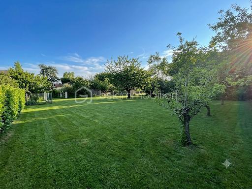 Aucentre-ville de Blagnac, ce terrain de 887 m² bénéficie d’un emplacement particulièrement recherché, alliant calme résidentiel, qualité de vie et excellente desserte.

Situé dans un environnement agréable et résidentiel, il permet un accès rapide aux commerces, écoles, services et infrastructures du centre de Blagnac, tout en restant proche des principaux axes de circulation de l’agglomération toulousaine.

Le tramway est accessible à quelques minutes, facilitant les déplacements vers Toulouse, les zones d’activités aéronautiques ainsi que Aéroport Toulouse-Blagnac.

Terrain non viabilisé.
Étude de sol G1 validée.

Les points forts :

Terrain de 887 m²
Tout à l'égout
Proximité centre-ville de Blagnac
Tramway accessible rapidement
Environnement résidentiel calme
Proche commerces, écoles et services
Terrain non viabilisé
Étude de sol G1 réalisée et validée
Accès rapide à Toulouse et aux bassins d’emplois
Une belle opportunité pour un projet de construction dans l’un des secteurs les plus recherchés de l’ouest toulousain.