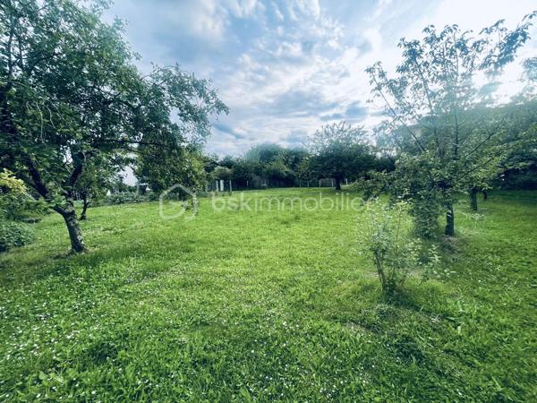 Aucentre-ville de Blagnac, ce terrain de 887 m² bénéficie d’un emplacement particulièrement recherché, alliant calme résidentiel, qualité de vie et excellente desserte.

Situé dans un environnement agréable et résidentiel, il permet un accès rapide aux commerces, écoles, services et infrastructures du centre de Blagnac, tout en restant proche des principaux axes de circulation de l’agglomération toulousaine.

Le tramway est accessible à quelques minutes, facilitant les déplacements vers Toulouse, les zones d’activités aéronautiques ainsi que Aéroport Toulouse-Blagnac.

Terrain non viabilisé.
Étude de sol G1 validée.

Les points forts :

Terrain de 887 m²
Tout à l'égout
Proximité centre-ville de Blagnac
Tramway accessible rapidement
Environnement résidentiel calme
Proche commerces, écoles et services
Terrain non viabilisé
Étude de sol G1 réalisée et validée
Accès rapide à Toulouse et aux bassins d’emplois
Une belle opportunité pour un projet de construction dans l’un des secteurs les plus recherchés de l’ouest toulousain.