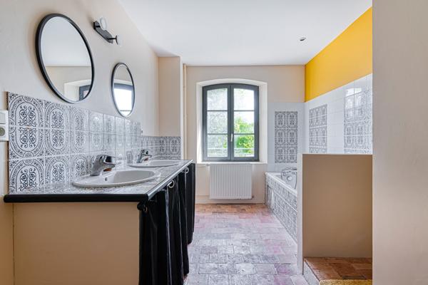 Bien d'exception au coeur d'Écuillé - plus de 300 m² rénovés avec des prestations remarquables