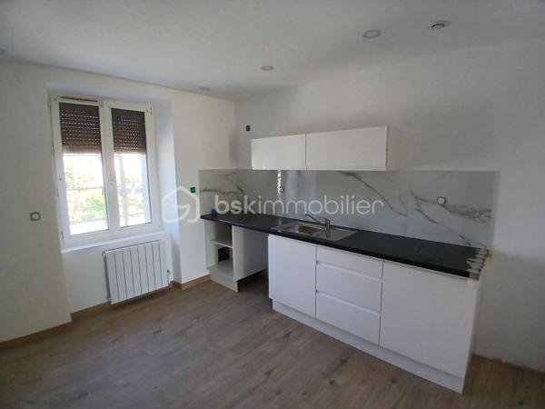 Laissez vous séduire par ce bel appartement type 3 neuf, en cours de finition, dans une maison bourgeoise en cours de rénovation de 4  logements.
Imaginez vous.....dans cet appartement qui vous propose: une entrée, une cuisine équipée avec une crédance style marbre blanc spacieuse faisant office de cuisine séjour, un salon d'une bonne surface avec un accès sur un grand balcon neuf, (en cours d'achèvement) et sa vue sur le jardin de la copropriété, une chambre spacieuse, un espace buanderie, une belle salle d'eau avec douche et wc, une secondre chambre avec possibilité de faire un grand dressing.
Votre appartement possède un chauffage individuel, une place de parking privative, charges minimum, et le grand avantage de pouvoir avoir les bus et écoles + commerces à proximité!!
ATTENTION,pour information, la maison étant en cours de  rénovation extérieur, panneaux isolants et façade, le futur DPE sera classé D, car l'actuel DPE est avant rénovation.
 les honoraires sont à la charge vendeur.
Votre nouvel espace de vie vous attend!!!!
Renseignements et rendez vous du lundi au samedi de 8h à 20 h