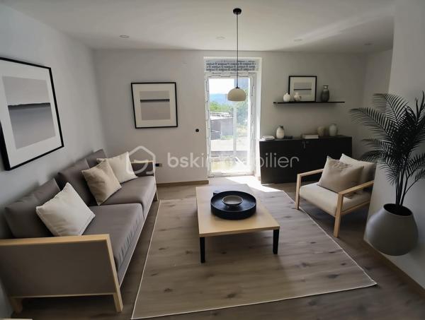 Laissez vous séduire par ce bel appartement type 3 neuf, en cours de finition, dans une maison bourgeoise en cours de rénovation de 4  logements.
Imaginez vous.....dans cet appartement qui vous propose: une entrée, une cuisine équipée avec une crédance style marbre blanc spacieuse faisant office de cuisine séjour, un salon d'une bonne surface avec un accès sur un grand balcon neuf, (en cours d'achèvement) et sa vue sur le jardin de la copropriété, une chambre spacieuse, un espace buanderie, une belle salle d'eau avec douche et wc, une secondre chambre avec possibilité de faire un grand dressing.
Votre appartement possède un chauffage individuel, une place de parking privative, charges minimum, et le grand avantage de pouvoir avoir les bus et écoles + commerces à proximité!!
ATTENTION,pour information, la maison étant en cours de  rénovation extérieur, panneaux isolants et façade, le futur DPE sera classé D, car l'actuel DPE est avant rénovation.
 les honoraires sont à la charge vendeur.
Votre nouvel espace de vie vous attend!!!!
Renseignements et rendez vous du lundi au samedi de 8h à 20 h
