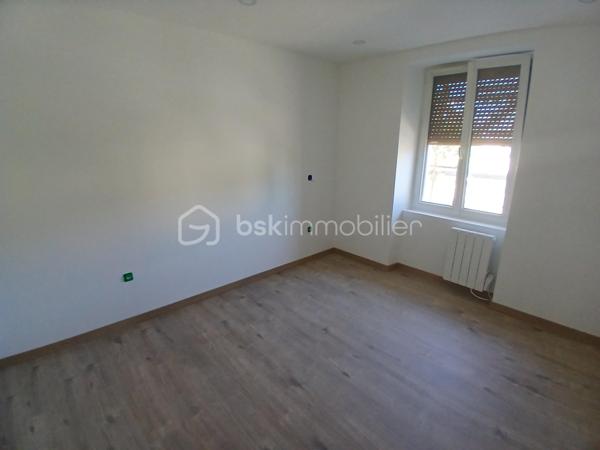 Laissez vous séduire par ce bel appartement type 3 neuf, en cours de finition, dans une maison bourgeoise en cours de rénovation de 4  logements.
Imaginez vous.....dans cet appartement qui vous propose: une entrée, une cuisine équipée avec une crédance style marbre blanc spacieuse faisant office de cuisine séjour, un salon d'une bonne surface avec un accès sur un grand balcon neuf, (en cours d'achèvement) et sa vue sur le jardin de la copropriété, une chambre spacieuse, un espace buanderie, une belle salle d'eau avec douche et wc, une secondre chambre avec possibilité de faire un grand dressing.
Votre appartement possède un chauffage individuel, une place de parking privative, charges minimum, et le grand avantage de pouvoir avoir les bus et écoles + commerces à proximité!!
ATTENTION,pour information, la maison étant en cours de  rénovation extérieur, panneaux isolants et façade, le futur DPE sera classé D, car l'actuel DPE est avant rénovation.
 les honoraires sont à la charge vendeur.
Votre nouvel espace de vie vous attend!!!!
Renseignements et rendez vous du lundi au samedi de 8h à 20 h