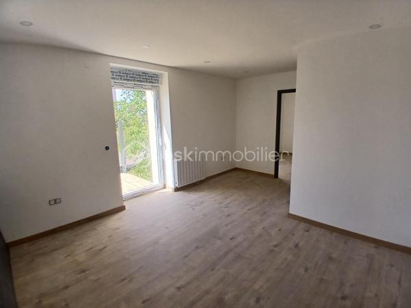 Laissez vous séduire par ce bel appartement type 3 neuf, en cours de finition, dans une maison bourgeoise en cours de rénovation de 4  logements.
Imaginez vous.....dans cet appartement qui vous propose: une entrée, une cuisine équipée avec une crédance style marbre blanc spacieuse faisant office de cuisine séjour, un salon d'une bonne surface avec un accès sur un grand balcon neuf, (en cours d'achèvement) et sa vue sur le jardin de la copropriété, une chambre spacieuse, un espace buanderie, une belle salle d'eau avec douche et wc, une secondre chambre avec possibilité de faire un grand dressing.
Votre appartement possède un chauffage individuel, une place de parking privative, charges minimum, et le grand avantage de pouvoir avoir les bus et écoles + commerces à proximité!!
ATTENTION,pour information, la maison étant en cours de  rénovation extérieur, panneaux isolants et façade, le futur DPE sera classé D, car l'actuel DPE est avant rénovation.
 les honoraires sont à la charge vendeur.
Votre nouvel espace de vie vous attend!!!!
Renseignements et rendez vous du lundi au samedi de 8h à 20 h
