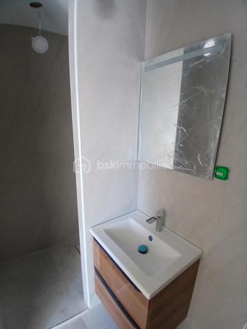 Laissez vous séduire par ce bel appartement type 3 neuf, en cours de finition, dans une maison bourgeoise en cours de rénovation de 4  logements.
Imaginez vous.....dans cet appartement qui vous propose: une entrée, une cuisine équipée avec une crédance style marbre blanc spacieuse faisant office de cuisine séjour, un salon d'une bonne surface avec un accès sur un grand balcon neuf, (en cours d'achèvement) et sa vue sur le jardin de la copropriété, une chambre spacieuse, un espace buanderie, une belle salle d'eau avec douche et wc, une secondre chambre avec possibilité de faire un grand dressing.
Votre appartement possède un chauffage individuel, une place de parking privative, charges minimum, et le grand avantage de pouvoir avoir les bus et écoles + commerces à proximité!!
ATTENTION,pour information, la maison étant en cours de  rénovation extérieur, panneaux isolants et façade, le futur DPE sera classé D, car l'actuel DPE est avant rénovation.
 les honoraires sont à la charge vendeur.
Votre nouvel espace de vie vous attend!!!!
Renseignements et rendez vous du lundi au samedi de 8h à 20 h