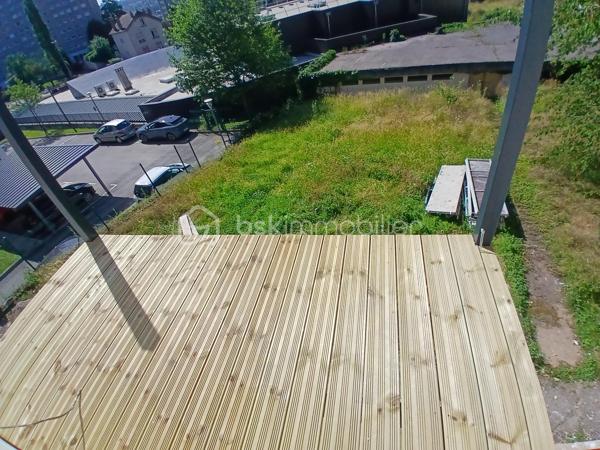 Laissez vous séduire par ce bel appartement type 3 neuf, en cours de finition, dans une maison bourgeoise en cours de rénovation de 4  logements.
Imaginez vous.....dans cet appartement qui vous propose: une entrée, une cuisine équipée avec une crédance style marbre blanc spacieuse faisant office de cuisine séjour, un salon d'une bonne surface avec un accès sur un grand balcon neuf, (en cours d'achèvement) et sa vue sur le jardin de la copropriété, une chambre spacieuse, un espace buanderie, une belle salle d'eau avec douche et wc, une secondre chambre avec possibilité de faire un grand dressing.
Votre appartement possède un chauffage individuel, une place de parking privative, charges minimum, et le grand avantage de pouvoir avoir les bus et écoles + commerces à proximité!!
ATTENTION,pour information, la maison étant en cours de  rénovation extérieur, panneaux isolants et façade, le futur DPE sera classé D, car l'actuel DPE est avant rénovation.
 les honoraires sont à la charge vendeur.
Votre nouvel espace de vie vous attend!!!!
Renseignements et rendez vous du lundi au samedi de 8h à 20 h