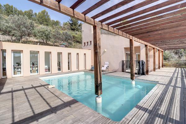 A VENDRE - Villa sur les hauteurs de Draguignan avec 2500 m² de terrain, piscine et garage