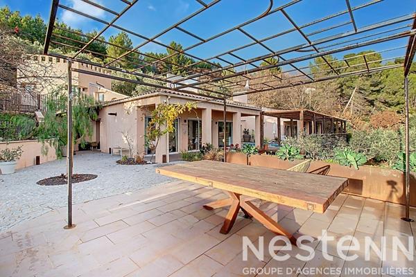 A VENDRE - Villa sur les hauteurs de Draguignan avec 2500 m² de terrain, piscine et garage