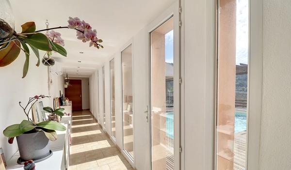 A VENDRE - Villa sur les hauteurs de Draguignan avec 2500 m² de terrain, piscine et garage