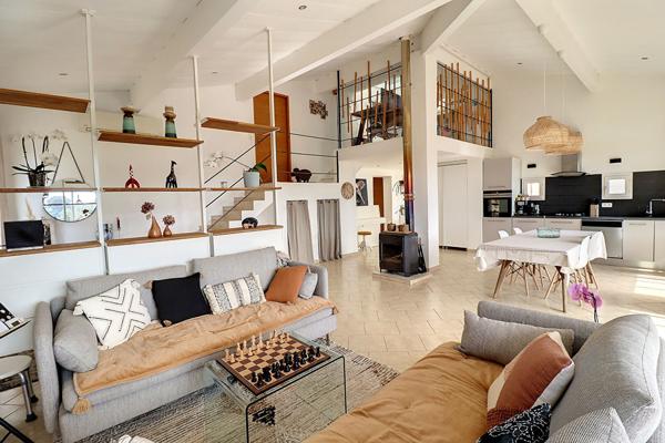 A VENDRE - Villa sur les hauteurs de Draguignan avec 2500 m² de terrain, piscine et garage