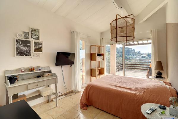 A VENDRE - Villa sur les hauteurs de Draguignan avec 2500 m² de terrain, piscine et garage