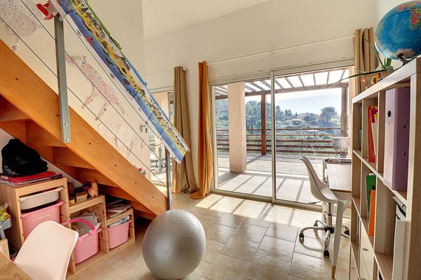 A VENDRE - Villa sur les hauteurs de Draguignan avec 2500 m² de terrain, piscine et garage