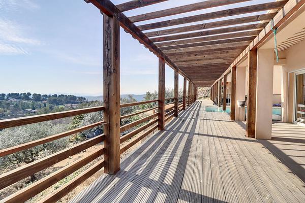 A VENDRE - Villa sur les hauteurs de Draguignan avec 2500 m² de terrain, piscine et garage