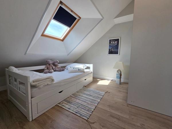 Univers champêtre pour cette jolie Propriété de 129m² rénovée avec soin sur jardin de 937m² , appartement indépendant.