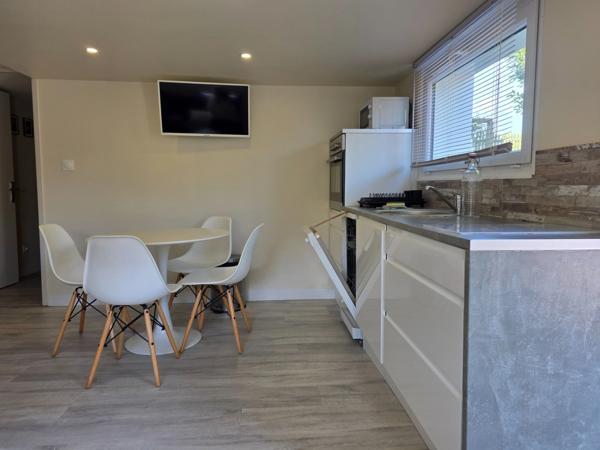 Univers champêtre pour cette jolie Propriété de 129m² rénovée avec soin sur jardin de 937m² , appartement indépendant.