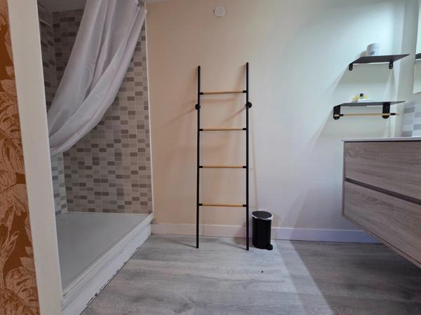 Univers champêtre pour cette jolie Propriété de 129m² rénovée avec soin sur jardin de 937m² , appartement indépendant.