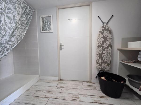 Univers champêtre pour cette jolie Propriété de 129m² rénovée avec soin sur jardin de 937m² , appartement indépendant.