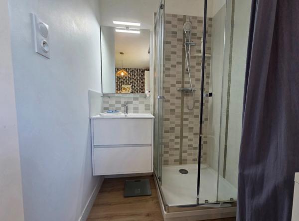 Univers champêtre pour cette jolie Propriété de 129m² rénovée avec soin sur jardin de 937m² , appartement indépendant.