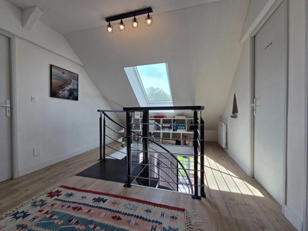 Univers champêtre pour cette jolie Propriété de 129m² rénovée avec soin sur jardin de 937m² , appartement indépendant.