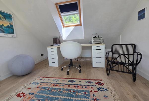 Univers champêtre pour cette jolie Propriété de 129m² rénovée avec soin sur jardin de 937m² , appartement indépendant.