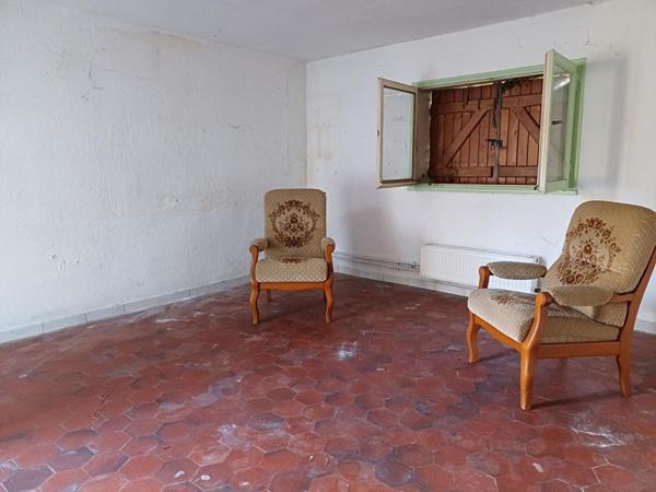 LONGERE EN PIERRE avec GRANGE et JARDIN