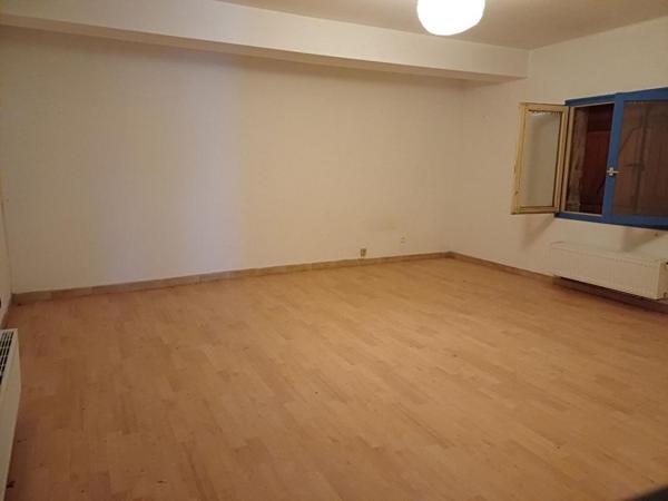 LONGERE EN PIERRE avec GRANGE et JARDIN