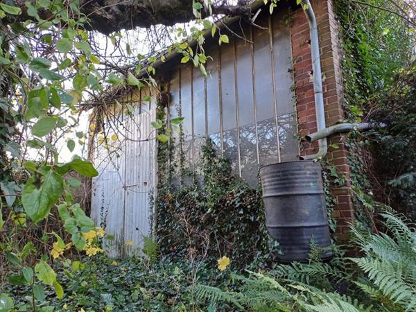 LONGERE EN PIERRE avec GRANGE et JARDIN