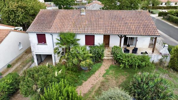 La Villedieu-du-Clain – Maison 113m2 -  3 chambres – DPE C – Sous sol 100m2 - Piscine hors sol
À seulement 20 minutes de Poitiers, découvrez cette maison individuelle de 113 m² habitables, située à 350 mètres à pied du centre du village et de ses commodités.

Implantée sur un terrain clos et arboré de 940 m², elle offre un cadre de vie agréable et fonctionnel, avec de beaux volumes intérieurs, un sous-sol complet et plusieurs espaces extérieurs pour profiter pleinement du jardin.

Une maison familiale aux espaces bien pensés

La pièce de vie se compose d'une cuisine équipée et aménagée de 11 m² ouverte sur un séjour de 28 m², créant un espace convivial et lumineux.

Un salon indépendant de 21 m² avec cheminée et insert complète agréablement l'espace de vie.

L'espace nuit propose :

3 chambres de 10,5 m², 11 m² et 11,5 m² 
une grande salle de bains de 10,5 m² avec baignoire et douche à l'italienne 
une seconde salle d'eau de 3 m²
un WC indépendant
Un sous-sol complet de 100 m²

Rare sur ce type de bien, le sous-sol offre un véritable espace supplémentaire.

Il comprend notamment :

un garage permettant le stationnement de 2 véhicules 
un atelier 
une cave 
un espace buanderie

Un garage supplémentaire de 25 m² attenant vient compléter les dépendances, offrant de nombreuses possibilités de stockage, bricolage ou stationnement.

Un extérieur idéal pour profiter des beaux jours

Le terrain de 940 m², clos et arboré, permet de profiter pleinement des extérieurs.

La maison dispose de deux terrasses :

environ 20 m² dans le prolongement du séjour ;
environ 30 m² à l'arrière de la maison.

Vous profiterez également d'un barbecue en pierre et d'une piscine hors-sol d'environ 25 m³, parfaite pour les journées estivales.

Confort et équipements :
DPE : C
Chauffage par pompe à chaleur air/eau
Cheminée avec insert
Isolation des combles et du sous-sol réalisée en 2021
Double vitrage
Volets roulants électriques
Fibre optique
Tout-à-l'égout

Les + qui font la différence :

✔ 113 m² habitables
✔ 3 chambres
✔ Sous-sol d'environ 100 m²
✔ Garage supplémentaire de 25 m²
✔ Terrain clos et arboré de 940 m²
✔ Piscine hors sol et deux terrasses
✔ DPE C
✔ Centre du village accessible à pied
✔ Poitiers à environ 20 minutes

Une maison complète et fonctionnelle, qui conjugue espace, confort, dépendances et proximité des commodités, dans un environnement résidentiel à seulement quelques minutes de Poitiers.

Pour plus d'informations ou organiser une visite, contactez-moi.