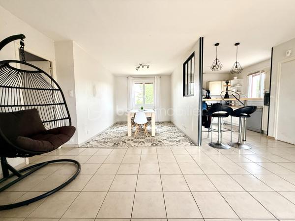 La Villedieu-du-Clain – Maison 113m2 -  3 chambres – DPE C – Sous sol 100m2 - Piscine hors sol
À seulement 20 minutes de Poitiers, découvrez cette maison individuelle de 113 m² habitables, située à 350 mètres à pied du centre du village et de ses commodités.

Implantée sur un terrain clos et arboré de 940 m², elle offre un cadre de vie agréable et fonctionnel, avec de beaux volumes intérieurs, un sous-sol complet et plusieurs espaces extérieurs pour profiter pleinement du jardin.

Une maison familiale aux espaces bien pensés

La pièce de vie se compose d'une cuisine équipée et aménagée de 11 m² ouverte sur un séjour de 28 m², créant un espace convivial et lumineux.

Un salon indépendant de 21 m² avec cheminée et insert complète agréablement l'espace de vie.

L'espace nuit propose :

3 chambres de 10,5 m², 11 m² et 11,5 m² 
une grande salle de bains de 10,5 m² avec baignoire et douche à l'italienne 
une seconde salle d'eau de 3 m²
un WC indépendant
Un sous-sol complet de 100 m²

Rare sur ce type de bien, le sous-sol offre un véritable espace supplémentaire.

Il comprend notamment :

un garage permettant le stationnement de 2 véhicules 
un atelier 
une cave 
un espace buanderie

Un garage supplémentaire de 25 m² attenant vient compléter les dépendances, offrant de nombreuses possibilités de stockage, bricolage ou stationnement.

Un extérieur idéal pour profiter des beaux jours

Le terrain de 940 m², clos et arboré, permet de profiter pleinement des extérieurs.

La maison dispose de deux terrasses :

environ 20 m² dans le prolongement du séjour ;
environ 30 m² à l'arrière de la maison.

Vous profiterez également d'un barbecue en pierre et d'une piscine hors-sol d'environ 25 m³, parfaite pour les journées estivales.

Confort et équipements :
DPE : C
Chauffage par pompe à chaleur air/eau
Cheminée avec insert
Isolation des combles et du sous-sol réalisée en 2021
Double vitrage
Volets roulants électriques
Fibre optique
Tout-à-l'égout

Les + qui font la différence :

✔ 113 m² habitables
✔ 3 chambres
✔ Sous-sol d'environ 100 m²
✔ Garage supplémentaire de 25 m²
✔ Terrain clos et arboré de 940 m²
✔ Piscine hors sol et deux terrasses
✔ DPE C
✔ Centre du village accessible à pied
✔ Poitiers à environ 20 minutes

Une maison complète et fonctionnelle, qui conjugue espace, confort, dépendances et proximité des commodités, dans un environnement résidentiel à seulement quelques minutes de Poitiers.

Pour plus d'informations ou organiser une visite, contactez-moi.