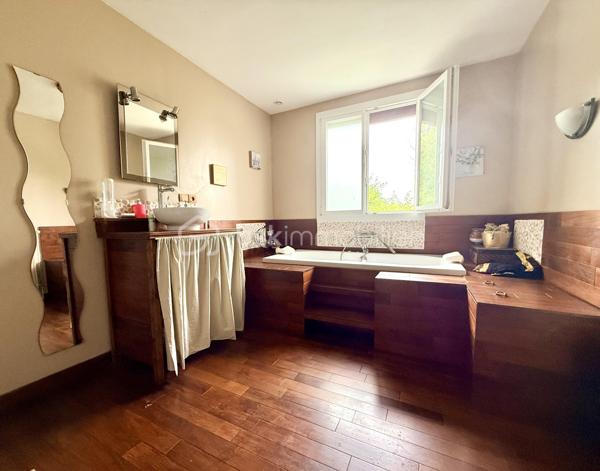 La Villedieu-du-Clain – Maison 113m2 -  3 chambres – DPE C – Sous sol 100m2 - Piscine hors sol
À seulement 20 minutes de Poitiers, découvrez cette maison individuelle de 113 m² habitables, située à 350 mètres à pied du centre du village et de ses commodités.

Implantée sur un terrain clos et arboré de 940 m², elle offre un cadre de vie agréable et fonctionnel, avec de beaux volumes intérieurs, un sous-sol complet et plusieurs espaces extérieurs pour profiter pleinement du jardin.

Une maison familiale aux espaces bien pensés

La pièce de vie se compose d'une cuisine équipée et aménagée de 11 m² ouverte sur un séjour de 28 m², créant un espace convivial et lumineux.

Un salon indépendant de 21 m² avec cheminée et insert complète agréablement l'espace de vie.

L'espace nuit propose :

3 chambres de 10,5 m², 11 m² et 11,5 m² 
une grande salle de bains de 10,5 m² avec baignoire et douche à l'italienne 
une seconde salle d'eau de 3 m²
un WC indépendant
Un sous-sol complet de 100 m²

Rare sur ce type de bien, le sous-sol offre un véritable espace supplémentaire.

Il comprend notamment :

un garage permettant le stationnement de 2 véhicules 
un atelier 
une cave 
un espace buanderie

Un garage supplémentaire de 25 m² attenant vient compléter les dépendances, offrant de nombreuses possibilités de stockage, bricolage ou stationnement.

Un extérieur idéal pour profiter des beaux jours

Le terrain de 940 m², clos et arboré, permet de profiter pleinement des extérieurs.

La maison dispose de deux terrasses :

environ 20 m² dans le prolongement du séjour ;
environ 30 m² à l'arrière de la maison.

Vous profiterez également d'un barbecue en pierre et d'une piscine hors-sol d'environ 25 m³, parfaite pour les journées estivales.

Confort et équipements :
DPE : C
Chauffage par pompe à chaleur air/eau
Cheminée avec insert
Isolation des combles et du sous-sol réalisée en 2021
Double vitrage
Volets roulants électriques
Fibre optique
Tout-à-l'égout

Les + qui font la différence :

✔ 113 m² habitables
✔ 3 chambres
✔ Sous-sol d'environ 100 m²
✔ Garage supplémentaire de 25 m²
✔ Terrain clos et arboré de 940 m²
✔ Piscine hors sol et deux terrasses
✔ DPE C
✔ Centre du village accessible à pied
✔ Poitiers à environ 20 minutes

Une maison complète et fonctionnelle, qui conjugue espace, confort, dépendances et proximité des commodités, dans un environnement résidentiel à seulement quelques minutes de Poitiers.

Pour plus d'informations ou organiser une visite, contactez-moi.