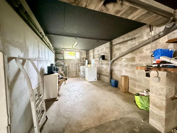 La Villedieu-du-Clain – Maison 113m2 -  3 chambres – DPE C – Sous sol 100m2 - Piscine hors sol
À seulement 20 minutes de Poitiers, découvrez cette maison individuelle de 113 m² habitables, située à 350 mètres à pied du centre du village et de ses commodités.

Implantée sur un terrain clos et arboré de 940 m², elle offre un cadre de vie agréable et fonctionnel, avec de beaux volumes intérieurs, un sous-sol complet et plusieurs espaces extérieurs pour profiter pleinement du jardin.

Une maison familiale aux espaces bien pensés

La pièce de vie se compose d'une cuisine équipée et aménagée de 11 m² ouverte sur un séjour de 28 m², créant un espace convivial et lumineux.

Un salon indépendant de 21 m² avec cheminée et insert complète agréablement l'espace de vie.

L'espace nuit propose :

3 chambres de 10,5 m², 11 m² et 11,5 m² 
une grande salle de bains de 10,5 m² avec baignoire et douche à l'italienne 
une seconde salle d'eau de 3 m²
un WC indépendant
Un sous-sol complet de 100 m²

Rare sur ce type de bien, le sous-sol offre un véritable espace supplémentaire.

Il comprend notamment :

un garage permettant le stationnement de 2 véhicules 
un atelier 
une cave 
un espace buanderie

Un garage supplémentaire de 25 m² attenant vient compléter les dépendances, offrant de nombreuses possibilités de stockage, bricolage ou stationnement.

Un extérieur idéal pour profiter des beaux jours

Le terrain de 940 m², clos et arboré, permet de profiter pleinement des extérieurs.

La maison dispose de deux terrasses :

environ 20 m² dans le prolongement du séjour ;
environ 30 m² à l'arrière de la maison.

Vous profiterez également d'un barbecue en pierre et d'une piscine hors-sol d'environ 25 m³, parfaite pour les journées estivales.

Confort et équipements :
DPE : C
Chauffage par pompe à chaleur air/eau
Cheminée avec insert
Isolation des combles et du sous-sol réalisée en 2021
Double vitrage
Volets roulants électriques
Fibre optique
Tout-à-l'égout

Les + qui font la différence :

✔ 113 m² habitables
✔ 3 chambres
✔ Sous-sol d'environ 100 m²
✔ Garage supplémentaire de 25 m²
✔ Terrain clos et arboré de 940 m²
✔ Piscine hors sol et deux terrasses
✔ DPE C
✔ Centre du village accessible à pied
✔ Poitiers à environ 20 minutes

Une maison complète et fonctionnelle, qui conjugue espace, confort, dépendances et proximité des commodités, dans un environnement résidentiel à seulement quelques minutes de Poitiers.

Pour plus d'informations ou organiser une visite, contactez-moi.