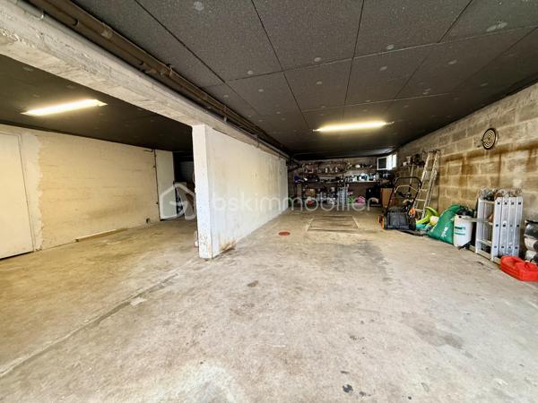 La Villedieu-du-Clain – Maison 113m2 -  3 chambres – DPE C – Sous sol 100m2 - Piscine hors sol
À seulement 20 minutes de Poitiers, découvrez cette maison individuelle de 113 m² habitables, située à 350 mètres à pied du centre du village et de ses commodités.

Implantée sur un terrain clos et arboré de 940 m², elle offre un cadre de vie agréable et fonctionnel, avec de beaux volumes intérieurs, un sous-sol complet et plusieurs espaces extérieurs pour profiter pleinement du jardin.

Une maison familiale aux espaces bien pensés

La pièce de vie se compose d'une cuisine équipée et aménagée de 11 m² ouverte sur un séjour de 28 m², créant un espace convivial et lumineux.

Un salon indépendant de 21 m² avec cheminée et insert complète agréablement l'espace de vie.

L'espace nuit propose :

3 chambres de 10,5 m², 11 m² et 11,5 m² 
une grande salle de bains de 10,5 m² avec baignoire et douche à l'italienne 
une seconde salle d'eau de 3 m²
un WC indépendant
Un sous-sol complet de 100 m²

Rare sur ce type de bien, le sous-sol offre un véritable espace supplémentaire.

Il comprend notamment :

un garage permettant le stationnement de 2 véhicules 
un atelier 
une cave 
un espace buanderie

Un garage supplémentaire de 25 m² attenant vient compléter les dépendances, offrant de nombreuses possibilités de stockage, bricolage ou stationnement.

Un extérieur idéal pour profiter des beaux jours

Le terrain de 940 m², clos et arboré, permet de profiter pleinement des extérieurs.

La maison dispose de deux terrasses :

environ 20 m² dans le prolongement du séjour ;
environ 30 m² à l'arrière de la maison.

Vous profiterez également d'un barbecue en pierre et d'une piscine hors-sol d'environ 25 m³, parfaite pour les journées estivales.

Confort et équipements :
DPE : C
Chauffage par pompe à chaleur air/eau
Cheminée avec insert
Isolation des combles et du sous-sol réalisée en 2021
Double vitrage
Volets roulants électriques
Fibre optique
Tout-à-l'égout

Les + qui font la différence :

✔ 113 m² habitables
✔ 3 chambres
✔ Sous-sol d'environ 100 m²
✔ Garage supplémentaire de 25 m²
✔ Terrain clos et arboré de 940 m²
✔ Piscine hors sol et deux terrasses
✔ DPE C
✔ Centre du village accessible à pied
✔ Poitiers à environ 20 minutes

Une maison complète et fonctionnelle, qui conjugue espace, confort, dépendances et proximité des commodités, dans un environnement résidentiel à seulement quelques minutes de Poitiers.

Pour plus d'informations ou organiser une visite, contactez-moi.