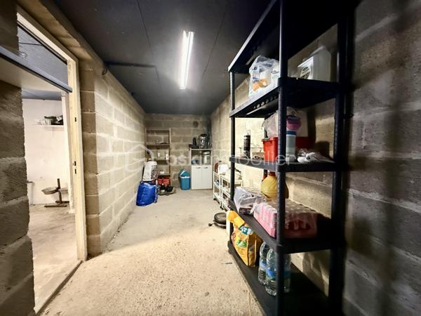 La Villedieu-du-Clain – Maison 113m2 -  3 chambres – DPE C – Sous sol 100m2 - Piscine hors sol
À seulement 20 minutes de Poitiers, découvrez cette maison individuelle de 113 m² habitables, située à 350 mètres à pied du centre du village et de ses commodités.

Implantée sur un terrain clos et arboré de 940 m², elle offre un cadre de vie agréable et fonctionnel, avec de beaux volumes intérieurs, un sous-sol complet et plusieurs espaces extérieurs pour profiter pleinement du jardin.

Une maison familiale aux espaces bien pensés

La pièce de vie se compose d'une cuisine équipée et aménagée de 11 m² ouverte sur un séjour de 28 m², créant un espace convivial et lumineux.

Un salon indépendant de 21 m² avec cheminée et insert complète agréablement l'espace de vie.

L'espace nuit propose :

3 chambres de 10,5 m², 11 m² et 11,5 m² 
une grande salle de bains de 10,5 m² avec baignoire et douche à l'italienne 
une seconde salle d'eau de 3 m²
un WC indépendant
Un sous-sol complet de 100 m²

Rare sur ce type de bien, le sous-sol offre un véritable espace supplémentaire.

Il comprend notamment :

un garage permettant le stationnement de 2 véhicules 
un atelier 
une cave 
un espace buanderie

Un garage supplémentaire de 25 m² attenant vient compléter les dépendances, offrant de nombreuses possibilités de stockage, bricolage ou stationnement.

Un extérieur idéal pour profiter des beaux jours

Le terrain de 940 m², clos et arboré, permet de profiter pleinement des extérieurs.

La maison dispose de deux terrasses :

environ 20 m² dans le prolongement du séjour ;
environ 30 m² à l'arrière de la maison.

Vous profiterez également d'un barbecue en pierre et d'une piscine hors-sol d'environ 25 m³, parfaite pour les journées estivales.

Confort et équipements :
DPE : C
Chauffage par pompe à chaleur air/eau
Cheminée avec insert
Isolation des combles et du sous-sol réalisée en 2021
Double vitrage
Volets roulants électriques
Fibre optique
Tout-à-l'égout

Les + qui font la différence :

✔ 113 m² habitables
✔ 3 chambres
✔ Sous-sol d'environ 100 m²
✔ Garage supplémentaire de 25 m²
✔ Terrain clos et arboré de 940 m²
✔ Piscine hors sol et deux terrasses
✔ DPE C
✔ Centre du village accessible à pied
✔ Poitiers à environ 20 minutes

Une maison complète et fonctionnelle, qui conjugue espace, confort, dépendances et proximité des commodités, dans un environnement résidentiel à seulement quelques minutes de Poitiers.

Pour plus d'informations ou organiser une visite, contactez-moi.