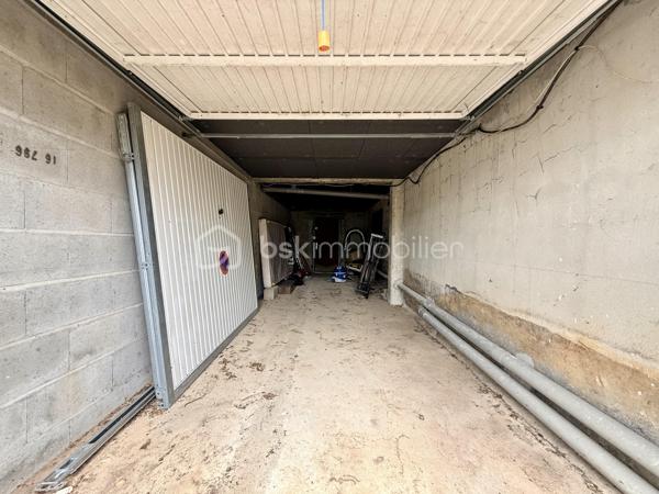 La Villedieu-du-Clain – Maison 113m2 -  3 chambres – DPE C – Sous sol 100m2 - Piscine hors sol
À seulement 20 minutes de Poitiers, découvrez cette maison individuelle de 113 m² habitables, située à 350 mètres à pied du centre du village et de ses commodités.

Implantée sur un terrain clos et arboré de 940 m², elle offre un cadre de vie agréable et fonctionnel, avec de beaux volumes intérieurs, un sous-sol complet et plusieurs espaces extérieurs pour profiter pleinement du jardin.

Une maison familiale aux espaces bien pensés

La pièce de vie se compose d'une cuisine équipée et aménagée de 11 m² ouverte sur un séjour de 28 m², créant un espace convivial et lumineux.

Un salon indépendant de 21 m² avec cheminée et insert complète agréablement l'espace de vie.

L'espace nuit propose :

3 chambres de 10,5 m², 11 m² et 11,5 m² 
une grande salle de bains de 10,5 m² avec baignoire et douche à l'italienne 
une seconde salle d'eau de 3 m²
un WC indépendant
Un sous-sol complet de 100 m²

Rare sur ce type de bien, le sous-sol offre un véritable espace supplémentaire.

Il comprend notamment :

un garage permettant le stationnement de 2 véhicules 
un atelier 
une cave 
un espace buanderie

Un garage supplémentaire de 25 m² attenant vient compléter les dépendances, offrant de nombreuses possibilités de stockage, bricolage ou stationnement.

Un extérieur idéal pour profiter des beaux jours

Le terrain de 940 m², clos et arboré, permet de profiter pleinement des extérieurs.

La maison dispose de deux terrasses :

environ 20 m² dans le prolongement du séjour ;
environ 30 m² à l'arrière de la maison.

Vous profiterez également d'un barbecue en pierre et d'une piscine hors-sol d'environ 25 m³, parfaite pour les journées estivales.

Confort et équipements :
DPE : C
Chauffage par pompe à chaleur air/eau
Cheminée avec insert
Isolation des combles et du sous-sol réalisée en 2021
Double vitrage
Volets roulants électriques
Fibre optique
Tout-à-l'égout

Les + qui font la différence :

✔ 113 m² habitables
✔ 3 chambres
✔ Sous-sol d'environ 100 m²
✔ Garage supplémentaire de 25 m²
✔ Terrain clos et arboré de 940 m²
✔ Piscine hors sol et deux terrasses
✔ DPE C
✔ Centre du village accessible à pied
✔ Poitiers à environ 20 minutes

Une maison complète et fonctionnelle, qui conjugue espace, confort, dépendances et proximité des commodités, dans un environnement résidentiel à seulement quelques minutes de Poitiers.

Pour plus d'informations ou organiser une visite, contactez-moi.
