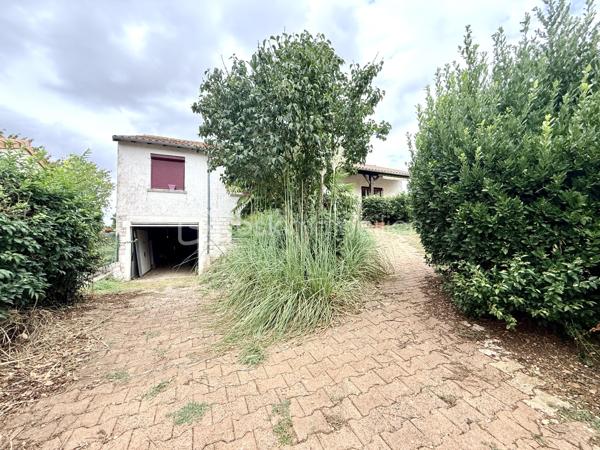 La Villedieu-du-Clain – Maison 113m2 -  3 chambres – DPE C – Sous sol 100m2 - Piscine hors sol
À seulement 20 minutes de Poitiers, découvrez cette maison individuelle de 113 m² habitables, située à 350 mètres à pied du centre du village et de ses commodités.

Implantée sur un terrain clos et arboré de 940 m², elle offre un cadre de vie agréable et fonctionnel, avec de beaux volumes intérieurs, un sous-sol complet et plusieurs espaces extérieurs pour profiter pleinement du jardin.

Une maison familiale aux espaces bien pensés

La pièce de vie se compose d'une cuisine équipée et aménagée de 11 m² ouverte sur un séjour de 28 m², créant un espace convivial et lumineux.

Un salon indépendant de 21 m² avec cheminée et insert complète agréablement l'espace de vie.

L'espace nuit propose :

3 chambres de 10,5 m², 11 m² et 11,5 m² 
une grande salle de bains de 10,5 m² avec baignoire et douche à l'italienne 
une seconde salle d'eau de 3 m²
un WC indépendant
Un sous-sol complet de 100 m²

Rare sur ce type de bien, le sous-sol offre un véritable espace supplémentaire.

Il comprend notamment :

un garage permettant le stationnement de 2 véhicules 
un atelier 
une cave 
un espace buanderie

Un garage supplémentaire de 25 m² attenant vient compléter les dépendances, offrant de nombreuses possibilités de stockage, bricolage ou stationnement.

Un extérieur idéal pour profiter des beaux jours

Le terrain de 940 m², clos et arboré, permet de profiter pleinement des extérieurs.

La maison dispose de deux terrasses :

environ 20 m² dans le prolongement du séjour ;
environ 30 m² à l'arrière de la maison.

Vous profiterez également d'un barbecue en pierre et d'une piscine hors-sol d'environ 25 m³, parfaite pour les journées estivales.

Confort et équipements :
DPE : C
Chauffage par pompe à chaleur air/eau
Cheminée avec insert
Isolation des combles et du sous-sol réalisée en 2021
Double vitrage
Volets roulants électriques
Fibre optique
Tout-à-l'égout

Les + qui font la différence :

✔ 113 m² habitables
✔ 3 chambres
✔ Sous-sol d'environ 100 m²
✔ Garage supplémentaire de 25 m²
✔ Terrain clos et arboré de 940 m²
✔ Piscine hors sol et deux terrasses
✔ DPE C
✔ Centre du village accessible à pied
✔ Poitiers à environ 20 minutes

Une maison complète et fonctionnelle, qui conjugue espace, confort, dépendances et proximité des commodités, dans un environnement résidentiel à seulement quelques minutes de Poitiers.

Pour plus d'informations ou organiser une visite, contactez-moi.