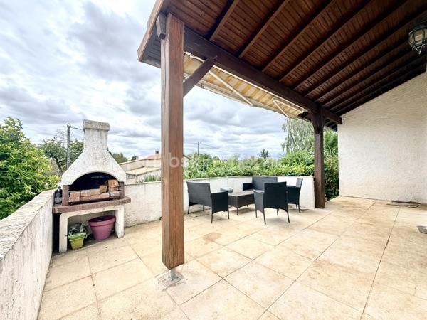 La Villedieu-du-Clain – Maison 113m2 -  3 chambres – DPE C – Sous sol 100m2 - Piscine hors sol
À seulement 20 minutes de Poitiers, découvrez cette maison individuelle de 113 m² habitables, située à 350 mètres à pied du centre du village et de ses commodités.

Implantée sur un terrain clos et arboré de 940 m², elle offre un cadre de vie agréable et fonctionnel, avec de beaux volumes intérieurs, un sous-sol complet et plusieurs espaces extérieurs pour profiter pleinement du jardin.

Une maison familiale aux espaces bien pensés

La pièce de vie se compose d'une cuisine équipée et aménagée de 11 m² ouverte sur un séjour de 28 m², créant un espace convivial et lumineux.

Un salon indépendant de 21 m² avec cheminée et insert complète agréablement l'espace de vie.

L'espace nuit propose :

3 chambres de 10,5 m², 11 m² et 11,5 m² 
une grande salle de bains de 10,5 m² avec baignoire et douche à l'italienne 
une seconde salle d'eau de 3 m²
un WC indépendant
Un sous-sol complet de 100 m²

Rare sur ce type de bien, le sous-sol offre un véritable espace supplémentaire.

Il comprend notamment :

un garage permettant le stationnement de 2 véhicules 
un atelier 
une cave 
un espace buanderie

Un garage supplémentaire de 25 m² attenant vient compléter les dépendances, offrant de nombreuses possibilités de stockage, bricolage ou stationnement.

Un extérieur idéal pour profiter des beaux jours

Le terrain de 940 m², clos et arboré, permet de profiter pleinement des extérieurs.

La maison dispose de deux terrasses :

environ 20 m² dans le prolongement du séjour ;
environ 30 m² à l'arrière de la maison.

Vous profiterez également d'un barbecue en pierre et d'une piscine hors-sol d'environ 25 m³, parfaite pour les journées estivales.

Confort et équipements :
DPE : C
Chauffage par pompe à chaleur air/eau
Cheminée avec insert
Isolation des combles et du sous-sol réalisée en 2021
Double vitrage
Volets roulants électriques
Fibre optique
Tout-à-l'égout

Les + qui font la différence :

✔ 113 m² habitables
✔ 3 chambres
✔ Sous-sol d'environ 100 m²
✔ Garage supplémentaire de 25 m²
✔ Terrain clos et arboré de 940 m²
✔ Piscine hors sol et deux terrasses
✔ DPE C
✔ Centre du village accessible à pied
✔ Poitiers à environ 20 minutes

Une maison complète et fonctionnelle, qui conjugue espace, confort, dépendances et proximité des commodités, dans un environnement résidentiel à seulement quelques minutes de Poitiers.

Pour plus d'informations ou organiser une visite, contactez-moi.