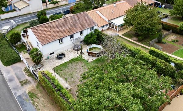La Villedieu-du-Clain – Maison 113m2 -  3 chambres – DPE C – Sous sol 100m2 - Piscine hors sol
À seulement 20 minutes de Poitiers, découvrez cette maison individuelle de 113 m² habitables, située à 350 mètres à pied du centre du village et de ses commodités.

Implantée sur un terrain clos et arboré de 940 m², elle offre un cadre de vie agréable et fonctionnel, avec de beaux volumes intérieurs, un sous-sol complet et plusieurs espaces extérieurs pour profiter pleinement du jardin.

Une maison familiale aux espaces bien pensés

La pièce de vie se compose d'une cuisine équipée et aménagée de 11 m² ouverte sur un séjour de 28 m², créant un espace convivial et lumineux.

Un salon indépendant de 21 m² avec cheminée et insert complète agréablement l'espace de vie.

L'espace nuit propose :

3 chambres de 10,5 m², 11 m² et 11,5 m² 
une grande salle de bains de 10,5 m² avec baignoire et douche à l'italienne 
une seconde salle d'eau de 3 m²
un WC indépendant
Un sous-sol complet de 100 m²

Rare sur ce type de bien, le sous-sol offre un véritable espace supplémentaire.

Il comprend notamment :

un garage permettant le stationnement de 2 véhicules 
un atelier 
une cave 
un espace buanderie

Un garage supplémentaire de 25 m² attenant vient compléter les dépendances, offrant de nombreuses possibilités de stockage, bricolage ou stationnement.

Un extérieur idéal pour profiter des beaux jours

Le terrain de 940 m², clos et arboré, permet de profiter pleinement des extérieurs.

La maison dispose de deux terrasses :

environ 20 m² dans le prolongement du séjour ;
environ 30 m² à l'arrière de la maison.

Vous profiterez également d'un barbecue en pierre et d'une piscine hors-sol d'environ 25 m³, parfaite pour les journées estivales.

Confort et équipements :
DPE : C
Chauffage par pompe à chaleur air/eau
Cheminée avec insert
Isolation des combles et du sous-sol réalisée en 2021
Double vitrage
Volets roulants électriques
Fibre optique
Tout-à-l'égout

Les + qui font la différence :

✔ 113 m² habitables
✔ 3 chambres
✔ Sous-sol d'environ 100 m²
✔ Garage supplémentaire de 25 m²
✔ Terrain clos et arboré de 940 m²
✔ Piscine hors sol et deux terrasses
✔ DPE C
✔ Centre du village accessible à pied
✔ Poitiers à environ 20 minutes

Une maison complète et fonctionnelle, qui conjugue espace, confort, dépendances et proximité des commodités, dans un environnement résidentiel à seulement quelques minutes de Poitiers.

Pour plus d'informations ou organiser une visite, contactez-moi.