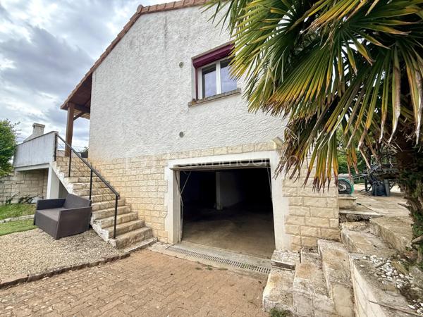 La Villedieu-du-Clain – Maison 113m2 -  3 chambres – DPE C – Sous sol 100m2 - Piscine hors sol
À seulement 20 minutes de Poitiers, découvrez cette maison individuelle de 113 m² habitables, située à 350 mètres à pied du centre du village et de ses commodités.

Implantée sur un terrain clos et arboré de 940 m², elle offre un cadre de vie agréable et fonctionnel, avec de beaux volumes intérieurs, un sous-sol complet et plusieurs espaces extérieurs pour profiter pleinement du jardin.

Une maison familiale aux espaces bien pensés

La pièce de vie se compose d'une cuisine équipée et aménagée de 11 m² ouverte sur un séjour de 28 m², créant un espace convivial et lumineux.

Un salon indépendant de 21 m² avec cheminée et insert complète agréablement l'espace de vie.

L'espace nuit propose :

3 chambres de 10,5 m², 11 m² et 11,5 m² 
une grande salle de bains de 10,5 m² avec baignoire et douche à l'italienne 
une seconde salle d'eau de 3 m²
un WC indépendant
Un sous-sol complet de 100 m²

Rare sur ce type de bien, le sous-sol offre un véritable espace supplémentaire.

Il comprend notamment :

un garage permettant le stationnement de 2 véhicules 
un atelier 
une cave 
un espace buanderie

Un garage supplémentaire de 25 m² attenant vient compléter les dépendances, offrant de nombreuses possibilités de stockage, bricolage ou stationnement.

Un extérieur idéal pour profiter des beaux jours

Le terrain de 940 m², clos et arboré, permet de profiter pleinement des extérieurs.

La maison dispose de deux terrasses :

environ 20 m² dans le prolongement du séjour ;
environ 30 m² à l'arrière de la maison.

Vous profiterez également d'un barbecue en pierre et d'une piscine hors-sol d'environ 25 m³, parfaite pour les journées estivales.

Confort et équipements :
DPE : C
Chauffage par pompe à chaleur air/eau
Cheminée avec insert
Isolation des combles et du sous-sol réalisée en 2021
Double vitrage
Volets roulants électriques
Fibre optique
Tout-à-l'égout

Les + qui font la différence :

✔ 113 m² habitables
✔ 3 chambres
✔ Sous-sol d'environ 100 m²
✔ Garage supplémentaire de 25 m²
✔ Terrain clos et arboré de 940 m²
✔ Piscine hors sol et deux terrasses
✔ DPE C
✔ Centre du village accessible à pied
✔ Poitiers à environ 20 minutes

Une maison complète et fonctionnelle, qui conjugue espace, confort, dépendances et proximité des commodités, dans un environnement résidentiel à seulement quelques minutes de Poitiers.

Pour plus d'informations ou organiser une visite, contactez-moi.