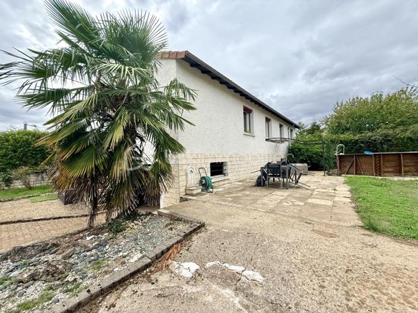 La Villedieu-du-Clain – Maison 113m2 -  3 chambres – DPE C – Sous sol 100m2 - Piscine hors sol
À seulement 20 minutes de Poitiers, découvrez cette maison individuelle de 113 m² habitables, située à 350 mètres à pied du centre du village et de ses commodités.

Implantée sur un terrain clos et arboré de 940 m², elle offre un cadre de vie agréable et fonctionnel, avec de beaux volumes intérieurs, un sous-sol complet et plusieurs espaces extérieurs pour profiter pleinement du jardin.

Une maison familiale aux espaces bien pensés

La pièce de vie se compose d'une cuisine équipée et aménagée de 11 m² ouverte sur un séjour de 28 m², créant un espace convivial et lumineux.

Un salon indépendant de 21 m² avec cheminée et insert complète agréablement l'espace de vie.

L'espace nuit propose :

3 chambres de 10,5 m², 11 m² et 11,5 m² 
une grande salle de bains de 10,5 m² avec baignoire et douche à l'italienne 
une seconde salle d'eau de 3 m²
un WC indépendant
Un sous-sol complet de 100 m²

Rare sur ce type de bien, le sous-sol offre un véritable espace supplémentaire.

Il comprend notamment :

un garage permettant le stationnement de 2 véhicules 
un atelier 
une cave 
un espace buanderie

Un garage supplémentaire de 25 m² attenant vient compléter les dépendances, offrant de nombreuses possibilités de stockage, bricolage ou stationnement.

Un extérieur idéal pour profiter des beaux jours

Le terrain de 940 m², clos et arboré, permet de profiter pleinement des extérieurs.

La maison dispose de deux terrasses :

environ 20 m² dans le prolongement du séjour ;
environ 30 m² à l'arrière de la maison.

Vous profiterez également d'un barbecue en pierre et d'une piscine hors-sol d'environ 25 m³, parfaite pour les journées estivales.

Confort et équipements :
DPE : C
Chauffage par pompe à chaleur air/eau
Cheminée avec insert
Isolation des combles et du sous-sol réalisée en 2021
Double vitrage
Volets roulants électriques
Fibre optique
Tout-à-l'égout

Les + qui font la différence :

✔ 113 m² habitables
✔ 3 chambres
✔ Sous-sol d'environ 100 m²
✔ Garage supplémentaire de 25 m²
✔ Terrain clos et arboré de 940 m²
✔ Piscine hors sol et deux terrasses
✔ DPE C
✔ Centre du village accessible à pied
✔ Poitiers à environ 20 minutes

Une maison complète et fonctionnelle, qui conjugue espace, confort, dépendances et proximité des commodités, dans un environnement résidentiel à seulement quelques minutes de Poitiers.

Pour plus d'informations ou organiser une visite, contactez-moi.