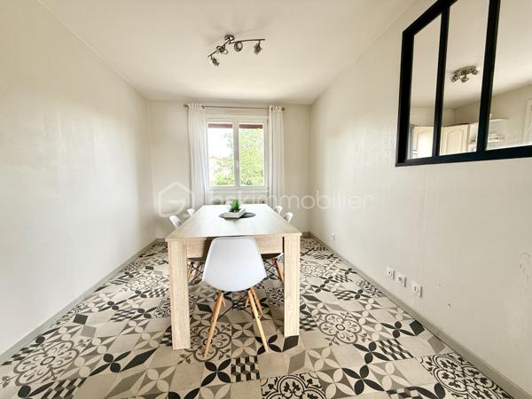 La Villedieu-du-Clain – Maison 113m2 -  3 chambres – DPE C – Sous sol 100m2 - Piscine hors sol
À seulement 20 minutes de Poitiers, découvrez cette maison individuelle de 113 m² habitables, située à 350 mètres à pied du centre du village et de ses commodités.

Implantée sur un terrain clos et arboré de 940 m², elle offre un cadre de vie agréable et fonctionnel, avec de beaux volumes intérieurs, un sous-sol complet et plusieurs espaces extérieurs pour profiter pleinement du jardin.

Une maison familiale aux espaces bien pensés

La pièce de vie se compose d'une cuisine équipée et aménagée de 11 m² ouverte sur un séjour de 28 m², créant un espace convivial et lumineux.

Un salon indépendant de 21 m² avec cheminée et insert complète agréablement l'espace de vie.

L'espace nuit propose :

3 chambres de 10,5 m², 11 m² et 11,5 m² 
une grande salle de bains de 10,5 m² avec baignoire et douche à l'italienne 
une seconde salle d'eau de 3 m²
un WC indépendant
Un sous-sol complet de 100 m²

Rare sur ce type de bien, le sous-sol offre un véritable espace supplémentaire.

Il comprend notamment :

un garage permettant le stationnement de 2 véhicules 
un atelier 
une cave 
un espace buanderie

Un garage supplémentaire de 25 m² attenant vient compléter les dépendances, offrant de nombreuses possibilités de stockage, bricolage ou stationnement.

Un extérieur idéal pour profiter des beaux jours

Le terrain de 940 m², clos et arboré, permet de profiter pleinement des extérieurs.

La maison dispose de deux terrasses :

environ 20 m² dans le prolongement du séjour ;
environ 30 m² à l'arrière de la maison.

Vous profiterez également d'un barbecue en pierre et d'une piscine hors-sol d'environ 25 m³, parfaite pour les journées estivales.

Confort et équipements :
DPE : C
Chauffage par pompe à chaleur air/eau
Cheminée avec insert
Isolation des combles et du sous-sol réalisée en 2021
Double vitrage
Volets roulants électriques
Fibre optique
Tout-à-l'égout

Les + qui font la différence :

✔ 113 m² habitables
✔ 3 chambres
✔ Sous-sol d'environ 100 m²
✔ Garage supplémentaire de 25 m²
✔ Terrain clos et arboré de 940 m²
✔ Piscine hors sol et deux terrasses
✔ DPE C
✔ Centre du village accessible à pied
✔ Poitiers à environ 20 minutes

Une maison complète et fonctionnelle, qui conjugue espace, confort, dépendances et proximité des commodités, dans un environnement résidentiel à seulement quelques minutes de Poitiers.

Pour plus d'informations ou organiser une visite, contactez-moi.