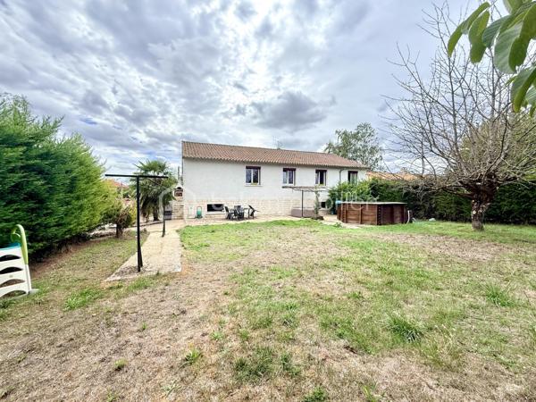 La Villedieu-du-Clain – Maison 113m2 -  3 chambres – DPE C – Sous sol 100m2 - Piscine hors sol
À seulement 20 minutes de Poitiers, découvrez cette maison individuelle de 113 m² habitables, située à 350 mètres à pied du centre du village et de ses commodités.

Implantée sur un terrain clos et arboré de 940 m², elle offre un cadre de vie agréable et fonctionnel, avec de beaux volumes intérieurs, un sous-sol complet et plusieurs espaces extérieurs pour profiter pleinement du jardin.

Une maison familiale aux espaces bien pensés

La pièce de vie se compose d'une cuisine équipée et aménagée de 11 m² ouverte sur un séjour de 28 m², créant un espace convivial et lumineux.

Un salon indépendant de 21 m² avec cheminée et insert complète agréablement l'espace de vie.

L'espace nuit propose :

3 chambres de 10,5 m², 11 m² et 11,5 m² 
une grande salle de bains de 10,5 m² avec baignoire et douche à l'italienne 
une seconde salle d'eau de 3 m²
un WC indépendant
Un sous-sol complet de 100 m²

Rare sur ce type de bien, le sous-sol offre un véritable espace supplémentaire.

Il comprend notamment :

un garage permettant le stationnement de 2 véhicules 
un atelier 
une cave 
un espace buanderie

Un garage supplémentaire de 25 m² attenant vient compléter les dépendances, offrant de nombreuses possibilités de stockage, bricolage ou stationnement.

Un extérieur idéal pour profiter des beaux jours

Le terrain de 940 m², clos et arboré, permet de profiter pleinement des extérieurs.

La maison dispose de deux terrasses :

environ 20 m² dans le prolongement du séjour ;
environ 30 m² à l'arrière de la maison.

Vous profiterez également d'un barbecue en pierre et d'une piscine hors-sol d'environ 25 m³, parfaite pour les journées estivales.

Confort et équipements :
DPE : C
Chauffage par pompe à chaleur air/eau
Cheminée avec insert
Isolation des combles et du sous-sol réalisée en 2021
Double vitrage
Volets roulants électriques
Fibre optique
Tout-à-l'égout

Les + qui font la différence :

✔ 113 m² habitables
✔ 3 chambres
✔ Sous-sol d'environ 100 m²
✔ Garage supplémentaire de 25 m²
✔ Terrain clos et arboré de 940 m²
✔ Piscine hors sol et deux terrasses
✔ DPE C
✔ Centre du village accessible à pied
✔ Poitiers à environ 20 minutes

Une maison complète et fonctionnelle, qui conjugue espace, confort, dépendances et proximité des commodités, dans un environnement résidentiel à seulement quelques minutes de Poitiers.

Pour plus d'informations ou organiser une visite, contactez-moi.