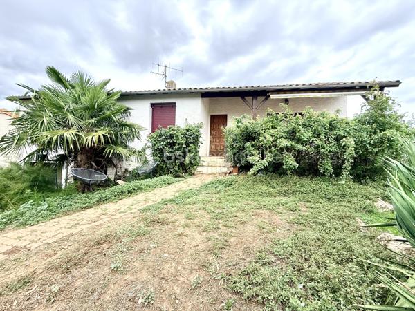 La Villedieu-du-Clain – Maison 113m2 -  3 chambres – DPE C – Sous sol 100m2 - Piscine hors sol
À seulement 20 minutes de Poitiers, découvrez cette maison individuelle de 113 m² habitables, située à 350 mètres à pied du centre du village et de ses commodités.

Implantée sur un terrain clos et arboré de 940 m², elle offre un cadre de vie agréable et fonctionnel, avec de beaux volumes intérieurs, un sous-sol complet et plusieurs espaces extérieurs pour profiter pleinement du jardin.

Une maison familiale aux espaces bien pensés

La pièce de vie se compose d'une cuisine équipée et aménagée de 11 m² ouverte sur un séjour de 28 m², créant un espace convivial et lumineux.

Un salon indépendant de 21 m² avec cheminée et insert complète agréablement l'espace de vie.

L'espace nuit propose :

3 chambres de 10,5 m², 11 m² et 11,5 m² 
une grande salle de bains de 10,5 m² avec baignoire et douche à l'italienne 
une seconde salle d'eau de 3 m²
un WC indépendant
Un sous-sol complet de 100 m²

Rare sur ce type de bien, le sous-sol offre un véritable espace supplémentaire.

Il comprend notamment :

un garage permettant le stationnement de 2 véhicules 
un atelier 
une cave 
un espace buanderie

Un garage supplémentaire de 25 m² attenant vient compléter les dépendances, offrant de nombreuses possibilités de stockage, bricolage ou stationnement.

Un extérieur idéal pour profiter des beaux jours

Le terrain de 940 m², clos et arboré, permet de profiter pleinement des extérieurs.

La maison dispose de deux terrasses :

environ 20 m² dans le prolongement du séjour ;
environ 30 m² à l'arrière de la maison.

Vous profiterez également d'un barbecue en pierre et d'une piscine hors-sol d'environ 25 m³, parfaite pour les journées estivales.

Confort et équipements :
DPE : C
Chauffage par pompe à chaleur air/eau
Cheminée avec insert
Isolation des combles et du sous-sol réalisée en 2021
Double vitrage
Volets roulants électriques
Fibre optique
Tout-à-l'égout

Les + qui font la différence :

✔ 113 m² habitables
✔ 3 chambres
✔ Sous-sol d'environ 100 m²
✔ Garage supplémentaire de 25 m²
✔ Terrain clos et arboré de 940 m²
✔ Piscine hors sol et deux terrasses
✔ DPE C
✔ Centre du village accessible à pied
✔ Poitiers à environ 20 minutes

Une maison complète et fonctionnelle, qui conjugue espace, confort, dépendances et proximité des commodités, dans un environnement résidentiel à seulement quelques minutes de Poitiers.

Pour plus d'informations ou organiser une visite, contactez-moi.