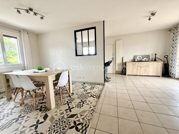 La Villedieu-du-Clain – Maison 113m2 -  3 chambres – DPE C – Sous sol 100m2 - Piscine hors sol
À seulement 20 minutes de Poitiers, découvrez cette maison individuelle de 113 m² habitables, située à 350 mètres à pied du centre du village et de ses commodités.

Implantée sur un terrain clos et arboré de 940 m², elle offre un cadre de vie agréable et fonctionnel, avec de beaux volumes intérieurs, un sous-sol complet et plusieurs espaces extérieurs pour profiter pleinement du jardin.

Une maison familiale aux espaces bien pensés

La pièce de vie se compose d'une cuisine équipée et aménagée de 11 m² ouverte sur un séjour de 28 m², créant un espace convivial et lumineux.

Un salon indépendant de 21 m² avec cheminée et insert complète agréablement l'espace de vie.

L'espace nuit propose :

3 chambres de 10,5 m², 11 m² et 11,5 m² 
une grande salle de bains de 10,5 m² avec baignoire et douche à l'italienne 
une seconde salle d'eau de 3 m²
un WC indépendant
Un sous-sol complet de 100 m²

Rare sur ce type de bien, le sous-sol offre un véritable espace supplémentaire.

Il comprend notamment :

un garage permettant le stationnement de 2 véhicules 
un atelier 
une cave 
un espace buanderie

Un garage supplémentaire de 25 m² attenant vient compléter les dépendances, offrant de nombreuses possibilités de stockage, bricolage ou stationnement.

Un extérieur idéal pour profiter des beaux jours

Le terrain de 940 m², clos et arboré, permet de profiter pleinement des extérieurs.

La maison dispose de deux terrasses :

environ 20 m² dans le prolongement du séjour ;
environ 30 m² à l'arrière de la maison.

Vous profiterez également d'un barbecue en pierre et d'une piscine hors-sol d'environ 25 m³, parfaite pour les journées estivales.

Confort et équipements :
DPE : C
Chauffage par pompe à chaleur air/eau
Cheminée avec insert
Isolation des combles et du sous-sol réalisée en 2021
Double vitrage
Volets roulants électriques
Fibre optique
Tout-à-l'égout

Les + qui font la différence :

✔ 113 m² habitables
✔ 3 chambres
✔ Sous-sol d'environ 100 m²
✔ Garage supplémentaire de 25 m²
✔ Terrain clos et arboré de 940 m²
✔ Piscine hors sol et deux terrasses
✔ DPE C
✔ Centre du village accessible à pied
✔ Poitiers à environ 20 minutes

Une maison complète et fonctionnelle, qui conjugue espace, confort, dépendances et proximité des commodités, dans un environnement résidentiel à seulement quelques minutes de Poitiers.

Pour plus d'informations ou organiser une visite, contactez-moi.